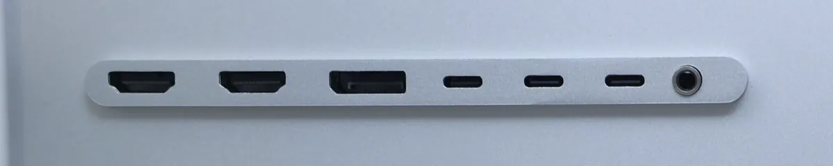 Gros plan sur la rangée de connecteurs de l'écran Kuycon G32P : deux ports HDMI, un DisplayPort, trois ports USB-C et une prise jack