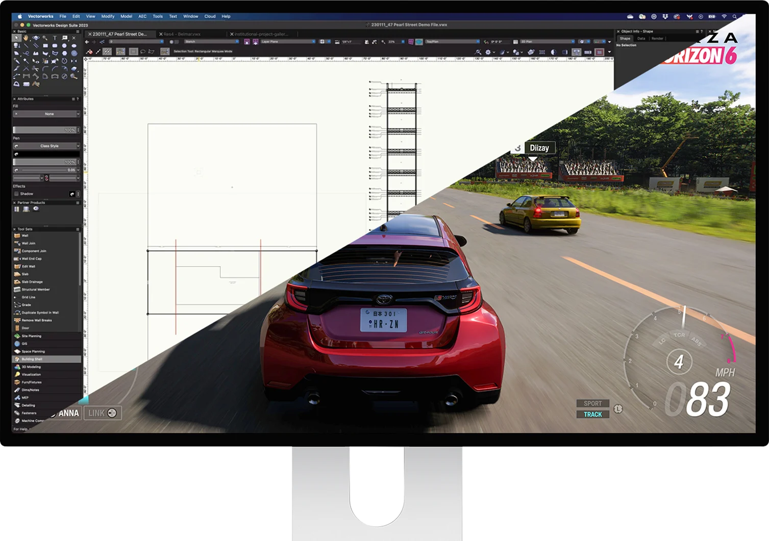 Écran Kuycon 32 pouces 4K affichant un plan de CAO sur une moitié et un jeu de course sur l'autre