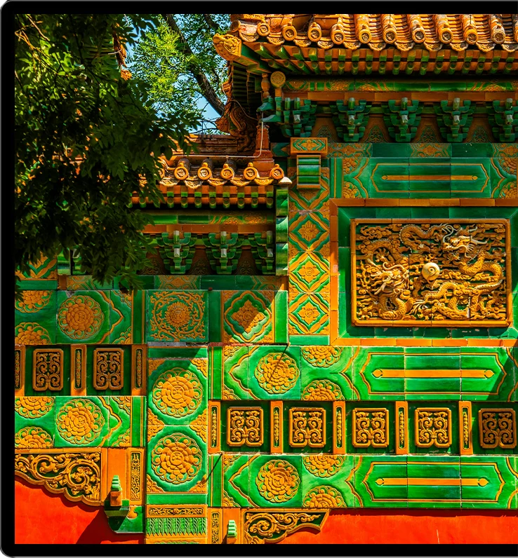 Décor de temple très coloré affiché sur le Kuycon P32T, gamut étendu