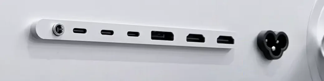 Gros plan sur la rangée de connecteurs au dos du Kuycon P27Z : une prise jack, trois ports USB-C, un DisplayPort, deux ports HDMI, puis la prise secteur
