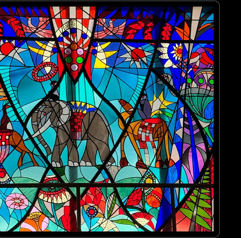 Écran Kuycon P27Z sur fond noir affichant un vitrail aux couleurs vives, rouge, bleu et vert, cerné de noir, pour illustrer le contraste