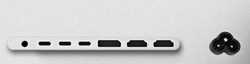 Gros plan sur la rangée de connecteurs au dos du Kuycon W34KB : une prise jack, trois ports USB-C, un DisplayPort, deux ports HDMI, puis la prise secteur