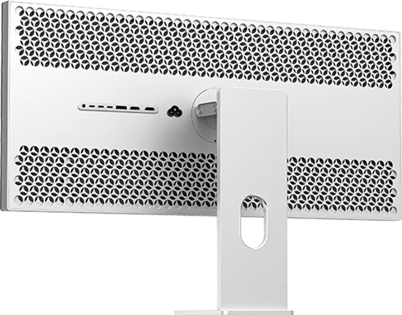 Dos perforé de l'écran Kuycon W34KB vu de trois quarts : deux bandes d'aluminium percé, rangée de connecteurs, prise secteur et pied en aluminium